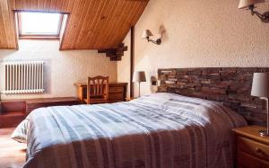 A bed or beds in a room at Hostal La Plaça