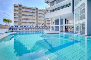 Bazén v ubytovaní Apartaments Suites Ambassador alebo v jeho blízkosti