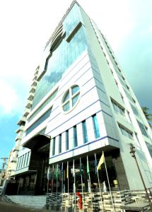 un edificio alto con ventanas de cristal en el lateral. en The Zabeer Jashore en Jessore