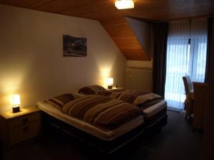 En eller flere senger på et rom på Bed&Breakfast Eifelpension Brückenschenke