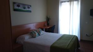 A bed or beds in a room at Hostal Sant Roc