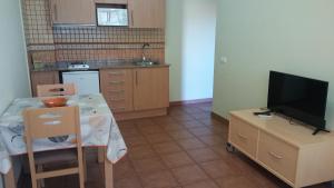 A kitchen or kitchenette at Hostal Sant Roc