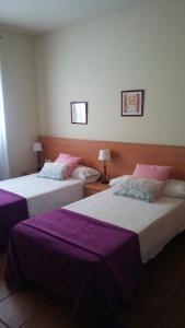 A bed or beds in a room at Hostal Sant Roc