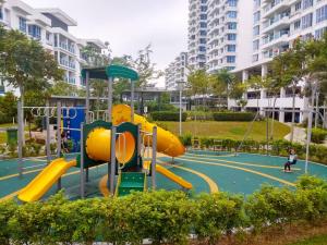 - une aire de jeux dans un parc avec toboggan dans l'établissement Putra 1 Pool Homestay Bandar Seri Putra, à Kampong Sungai Buah