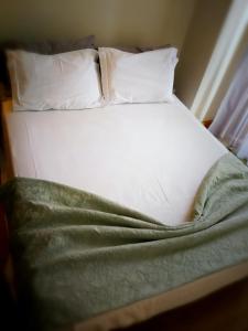 ポルトにあるPorto Saudadeの白いベッド(緑の毛布付)