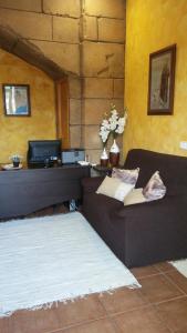 A seating area at Hostal Sant Roc