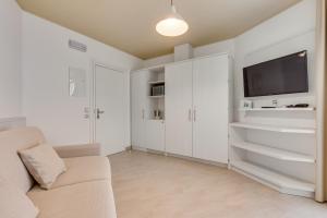 Televízia a/alebo spoločenská miestnosť v ubytovaní Apartaments Suites Ambassador