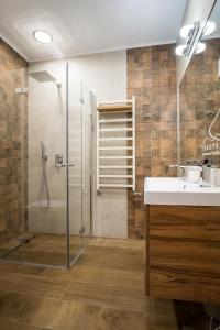 Kúpeľňa v ubytovaní VIP Apartamenty POD KROKWIĄ SPA
