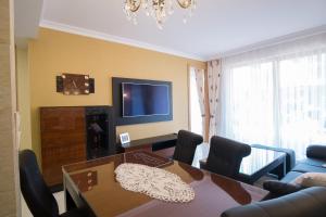Televízia a/alebo spoločenská miestnosť v ubytovaní VIP Apartamenty POD KROKWIĄ SPA