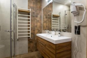 Kúpeľňa v ubytovaní VIP Apartamenty POD KROKWIĄ SPA