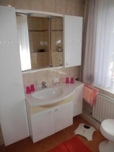 フランコルシャンにあるAu logis fleuriのバスルーム(洗面台、鏡、トイレ付)