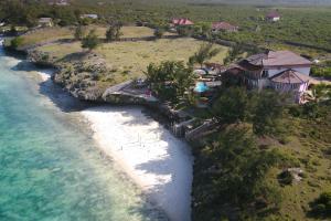- une vue aérienne sur une maison à côté d'une plage dans l'établissement Villa Fleur De Lys, à Makunduchi