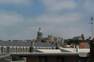 Cette chambre offre une vue sur les toits de la ville et dispose d'un capitole. dans l'établissement Appartements Le Vivier 1er ou rez de chaussée avec parking, à Boulogne-sur-Mer