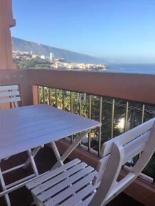 En balkong eller terrasse på Perla's House Studio with incredible sea view