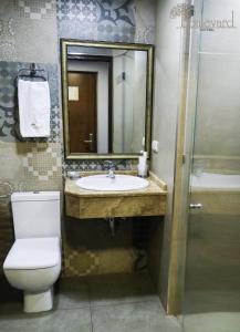 Bilik mandi di Boulevard Hotel