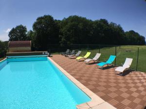 un grupo de sillas y una piscina en Domaine de la Loge, en Flacey-en-Bresse