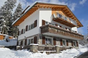 SuravaにあるFerienwohnung Albula im Herzen Graubündensの雪の家 バルコニー付