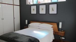 En eller flere senge i et værelse på House Sandrock Muckleneuk Selfcatering apartment + 7 billeder