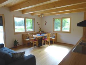 ein Wohnzimmer mit einem Tisch und Stühlen in der Unterkunft Ferienwohnung Josef Pötscher in Matrei in Osttirol