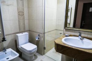 Bilik mandi di Boulevard Hotel