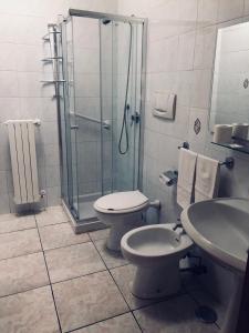 ルティリアーノにあるB&B La Sciarrettaのバスルーム(シャワー、トイレ、シンク付)
