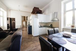 una cucina e un soggiorno con tavolo e sedie di Urban Rooms a Budapest