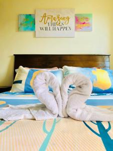 - un lit avec 2 serviettes pliantes dans l'établissement En Gee’s Crib, à Cagayán de Oro