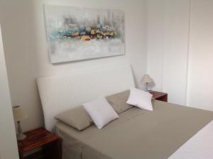 una camera da letto con un letto con due cuscini sopra di casa La sorgente di Carlo Magno a Otranto