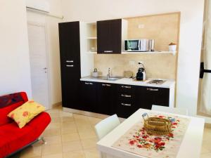 una cucina con un tavolo con un cestino sopra di casa La sorgente di Carlo Magno a Otranto