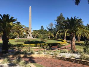 um parque com o monumento de Washington ao fundo em Rocky Gardens Motor Inn Rockhampton em Rockhampton