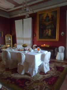 Un restaurante o sitio para comer en B&B Villa Gualterio