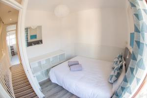 a small bed in a small room with a mirror at Liberty Townhouses in Dublin