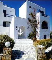 un edificio blanco con una pasarela delante de él en Sunny Beach Studios, en Naxos Chora