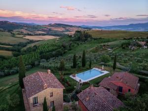 una vista aérea de una casa con piscina en Poggio ai Gelsi, en Pienza
