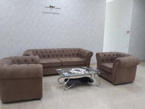 - un salon avec deux canapés et une table basse dans l'établissement Resort Martvili, à Martvili