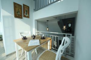 Uma área de estar em Nest Residence