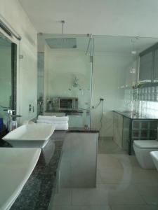 - Baño con 3 lavabos y 2 aseos en Brooklyn Lodge, en Pretoria