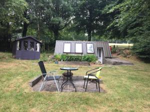 ランピターにあるThe Granary Country Retreatの小屋付きの庭のテーブルと椅子