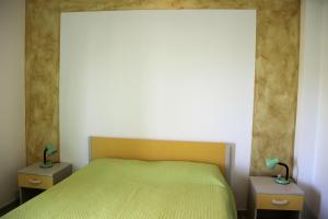 Lucantò tesisinde bir odada yatak veya yataklar