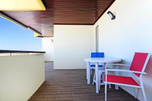 カスカイスにあるSky Panoramic Cascais - comfy studio - Checkinhomeのテーブルと椅子2脚が備わる客室です。