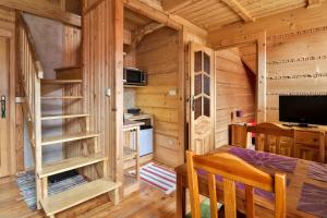 Cabaña de madera con TV y comedor en Dom Tomusik, en Zakopane