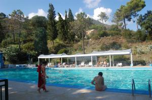 Piscina a Resort La Francesca o a prop