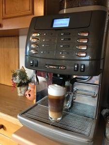 Příslušenství pro přípravu čaje a kávy v ubytování Haus Katharina