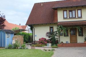 ein weißes Haus mit braunem Dach in der Unterkunft Ferienwohnung-Wieber in Kappel-Grafenhausen