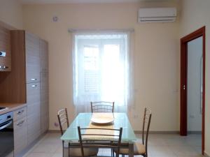 eine Küche mit Tisch und Stühlen und einem Fenster in der Unterkunft nunzia casa vacanze in Vietri