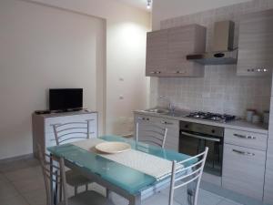 eine Küche mit Tisch und Stühlen in einem Zimmer in der Unterkunft nunzia casa vacanze in Vietri
