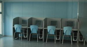 デニアにあるElegance 2のカンファレンスルーム(テーブル、椅子、モニター付)