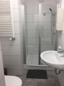 een badkamer met een douche en een wastafel bij Tina in Heiligenhaus