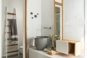 Ένα μπάνιο στο A Hotel Mykonos