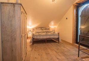 Un pat sau paturi într-o cameră la De Heerlijkheid van Krombeke "Casa Sandra"